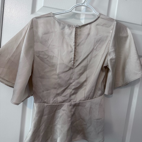 Flutter sleeves peplum top - Picture 2 of 2